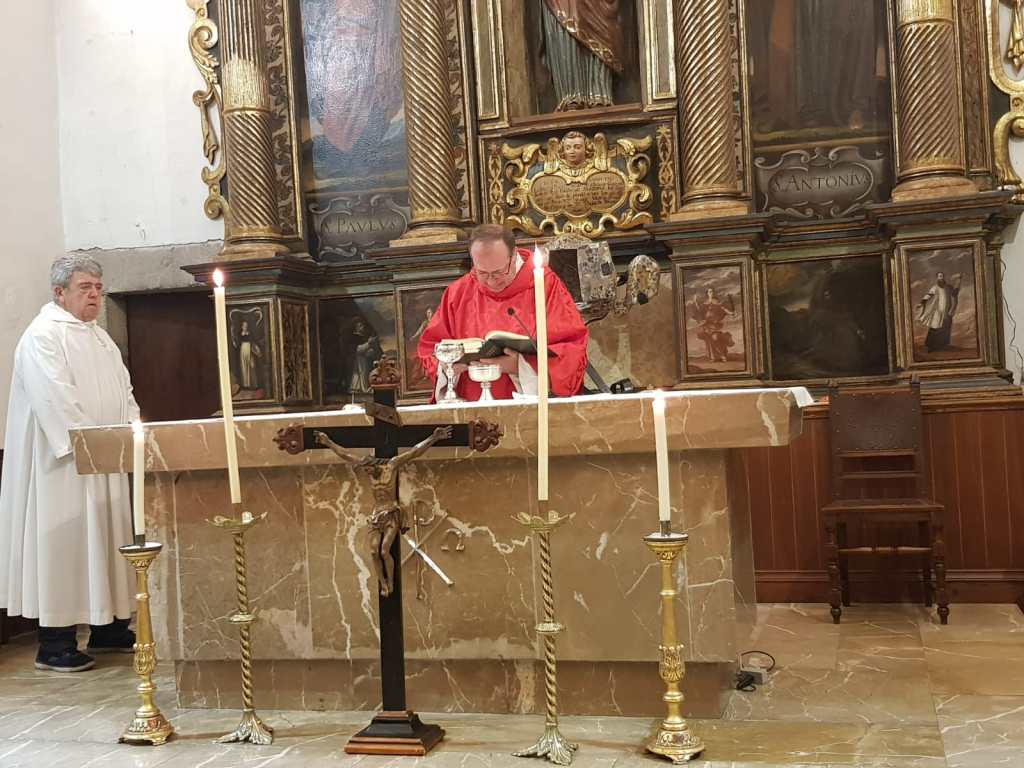 La comunitat cristiana de Biniamar es reuneix a l’església parroquial per celebrar el Triduo&nbsp;Pasqual