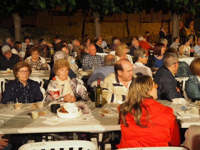 Més de 300 persones participen del sopar benèfic per la restauració del Cambril de la Mare de&nbsp;Déu